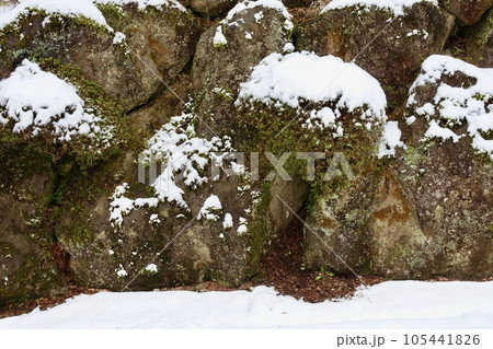 雪の積もった庭石 105441826