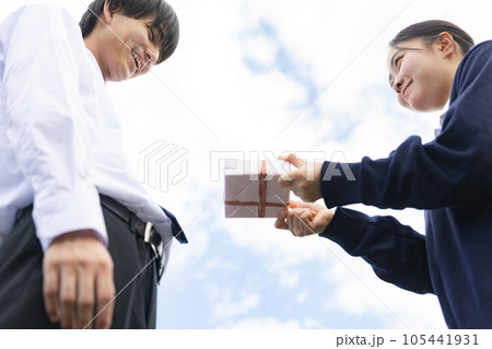 プレゼントを渡す学生 プレゼントを渡す学生 105441931