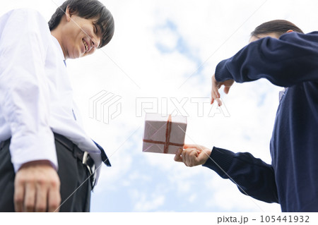 プレゼントを渡す学生 105441932