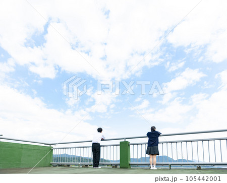 屋上で外を眺める学生 屋上で外を眺める学生 105442001