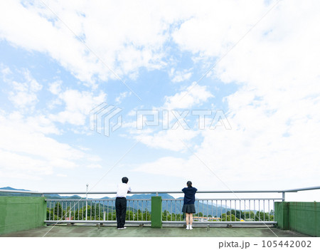 屋上で外を眺める学生 105442002