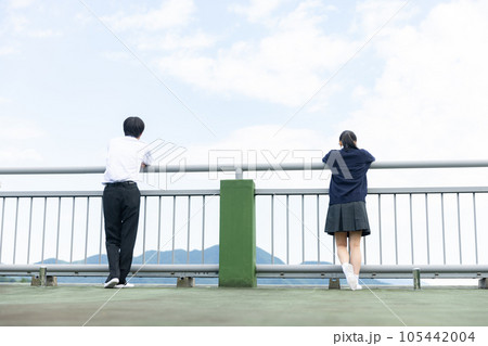 屋上で外を眺める学生 105442004