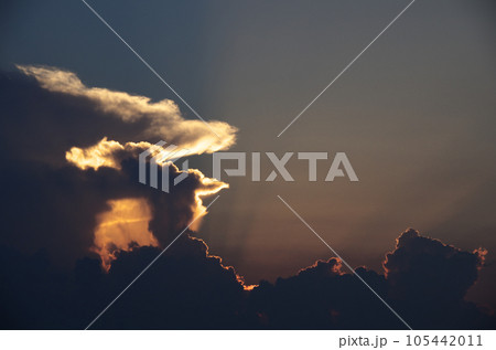 夏の夕暮れの空 105442011