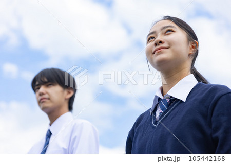 空を見上げる高校生男女 105442168
