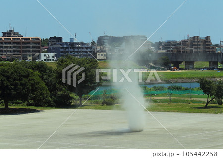 つむじ風 塵旋風 105442258