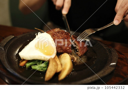 目玉焼きをトッピングした牛タンハンバーグ 105442332