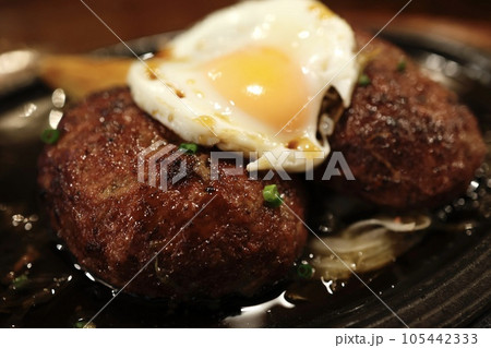 目玉焼きをトッピングした牛タンハンバーグ 105442333