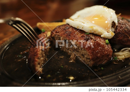 目玉焼きをトッピングした牛タンハンバーグ 目玉焼きをトッピングした牛タンハンバーグ 105442334