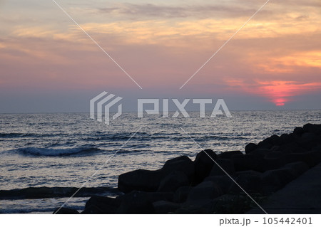 津軽港海浜公園の夕日 津軽港海浜公園の夕日 105442401