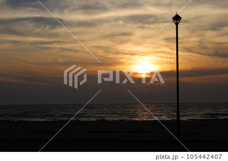 津軽港海浜公園の夕日 105442407