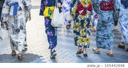 夏の花火大会の浴衣・着物姿 105442696