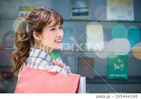 買い物袋を持った女性 105444108