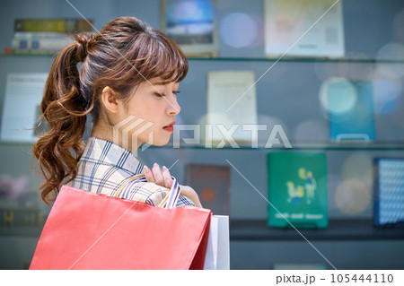 買い物袋を持った女性 買い物袋を持った女性 105444110