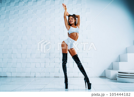 Young sexy woman 105444182