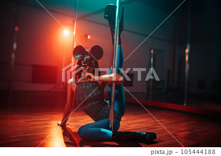 Sexy pole dancing woman Sexy pole dancing woman 105444188