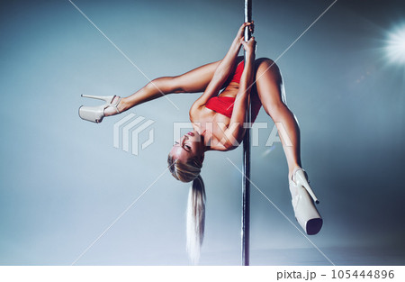 Blond woman poledancing 105444896