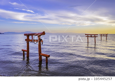 有明海の神秘的な風景　大魚神社の海中鳥居　（佐賀県） 105445257