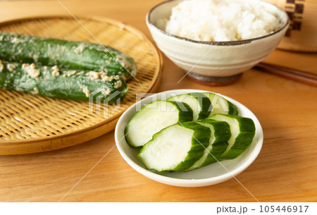 きゅうりの糠漬けとご飯　糠漬け　発酵食品 105446917