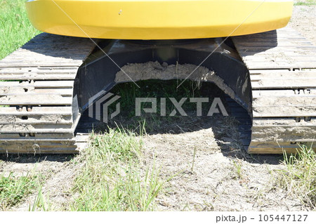 土木建設現場の建設機械 105447127