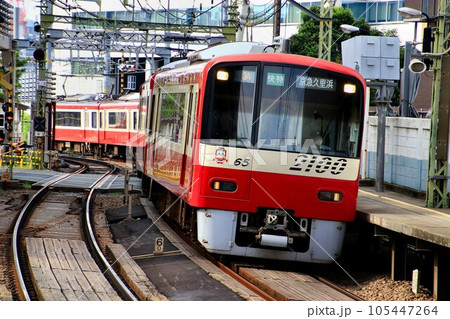 夏陽を受け…紅い電車は三浦半島へ【京浜急行】 105447264