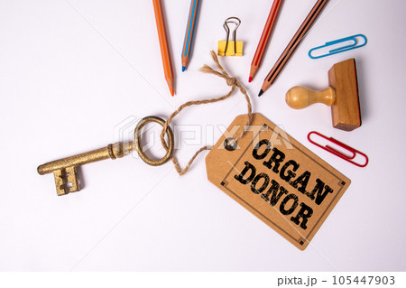 ORGAN DONOR. Cardboard price tag and key on a white background ORGAN DONOR. Cardboard price tag and key on a white background 105447903