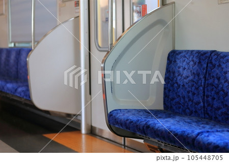 在来線の電車(車内) 在来線の電車(車内) 105448705