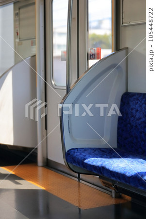 在来線の電車(車内) 在来線の電車(車内) 105448722
