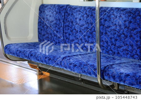 在来線の電車(車内) 在来線の電車(車内) 105448743