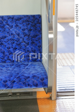 在来線の電車(車内) 在来線の電車(車内) 105448745