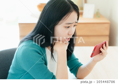 スマートフォンで動画視聴する若い女性 105448786