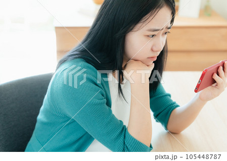 スマートフォンで動画視聴する若い女性 スマートフォンで動画視聴する若い女性 105448787