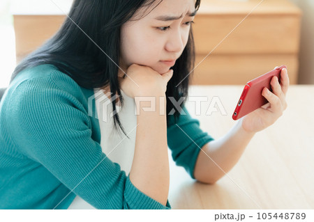 スマートフォンで動画視聴する若い女性 スマートフォンで動画視聴する若い女性 105448789