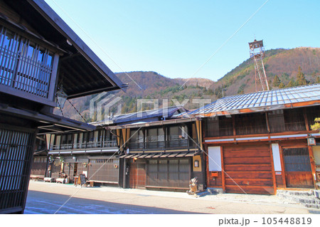 中山道木曽路　奈良井宿の町並み 105448819