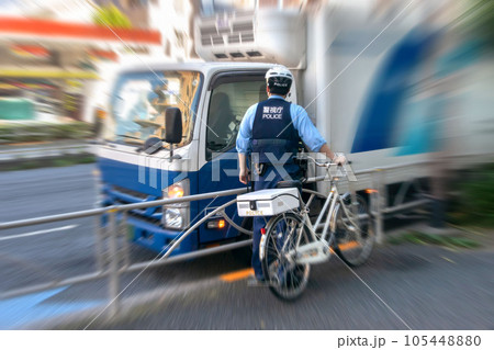 駐車違反の車に注意をする警察官 105448880