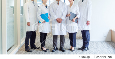 病院で働く医師のポートレート 顔無し 病院で働く医師のポートレート 顔無し 105449196