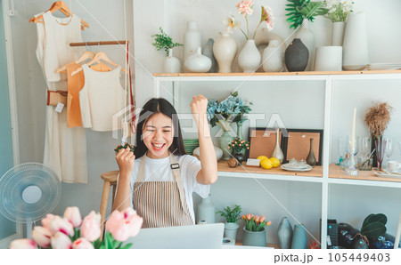Small business owners online are delighted with their customers' orders. and check the orders that the customers have ordered of online retailers - online shopping Small business owners online are delighted with their customers' orders. and check the orders that the customers have ordered of online retailers - online shopping 105449403