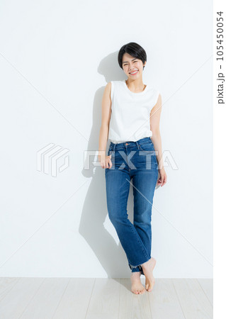 デニムの女性 デニムの女性 105450054