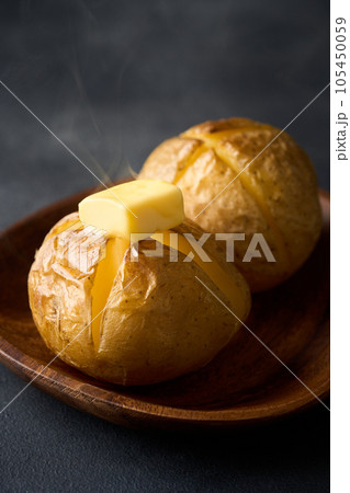 熱々のじゃがバター 105450059