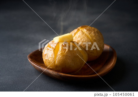 熱々のじゃがバター 熱々のじゃがバター 105450061