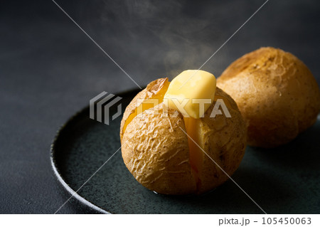 熱々のじゃがバター 105450063