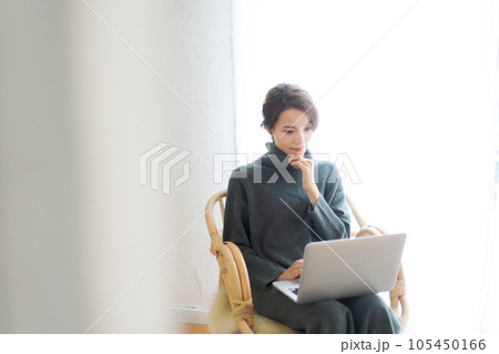 パソコンを操作する女性の写真 105450166