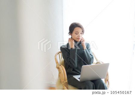 パソコンを操作する女性の写真 パソコンを操作する女性の写真 105450167