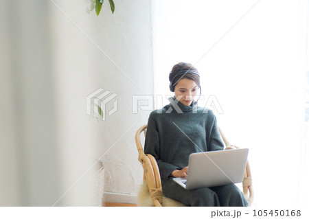 パソコンを操作する女性の写真 105450168