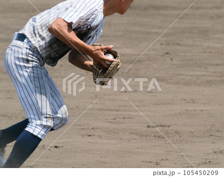 野球の試合中、守備でボールをキャッチしスローイングに入る動作 105450209