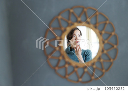 歯磨きをする女性の写真 歯磨きをする女性の写真 105450282