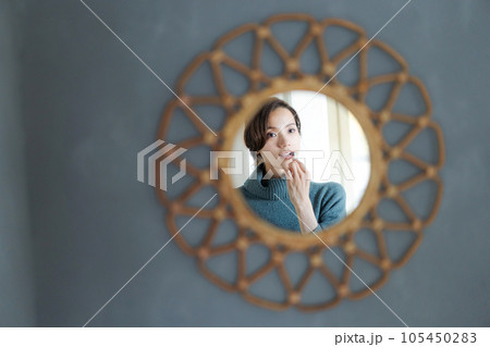 歯磨きをする女性の写真 105450283