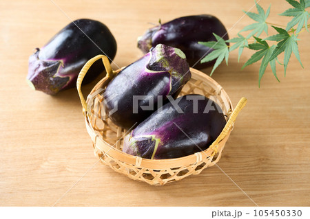 ざるに盛った水茄子　和歌山県産 105450330