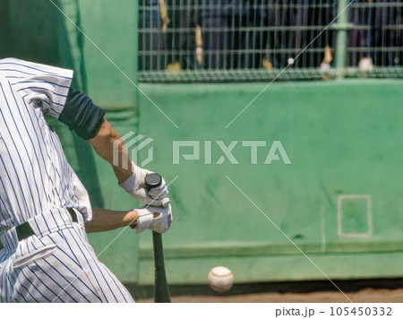 野球の試合で左打バッターがボールを打つ瞬間 野球の試合で左打バッターがボールを打つ瞬間 105450332