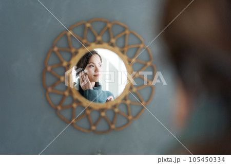 鏡を見る女性の写真 鏡を見る女性の写真 105450334