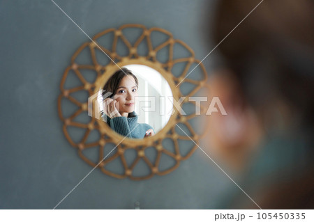 鏡を見る女性の写真 105450335